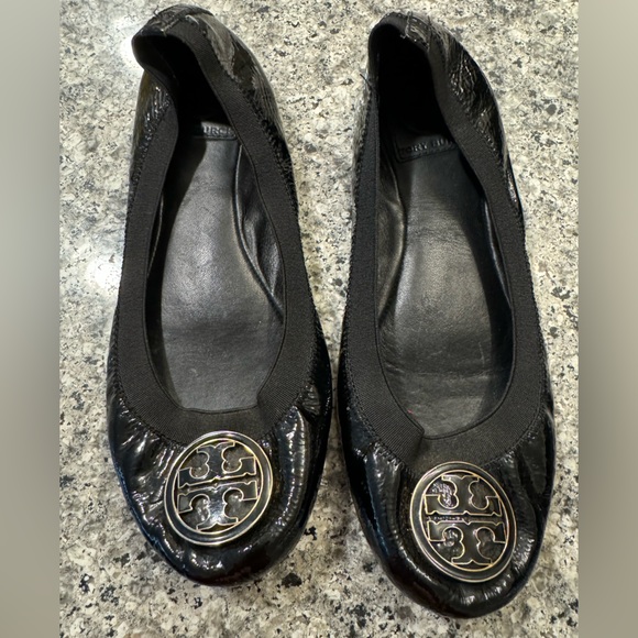 TORY BURCH Caroline Black Patent Leather Ballet Flats Gold Logo Shoes size 7.5 - Picture 2 of 8